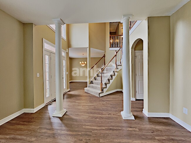 Photo - 908 Wonderland Pass