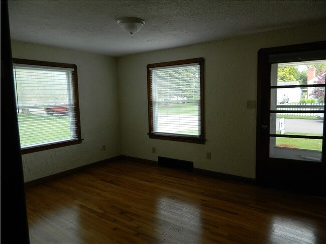 Photo - 1046 Grace St