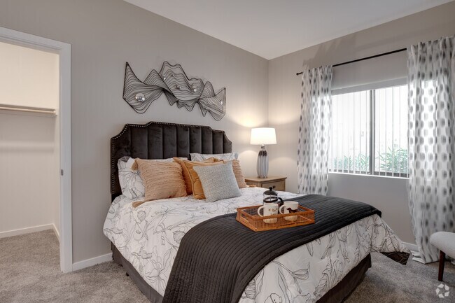 1BR, 1BA- 735 SF