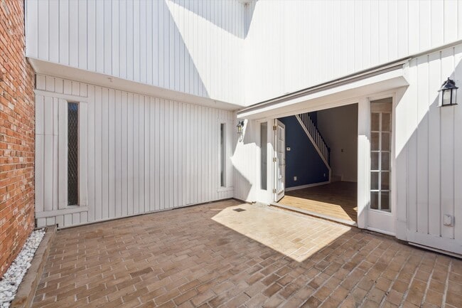 Photo - 1833 Saxony Ln