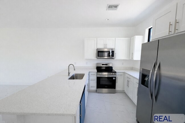 Building Photo - 966-968 Countess Ave