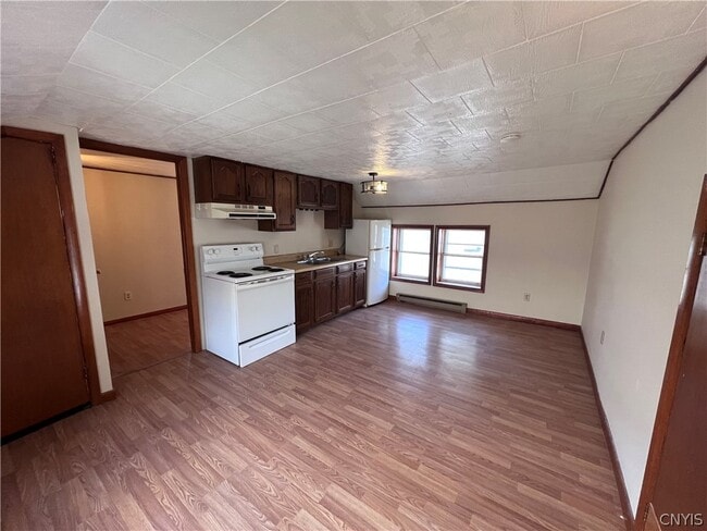 Photo - 27 E 6th St