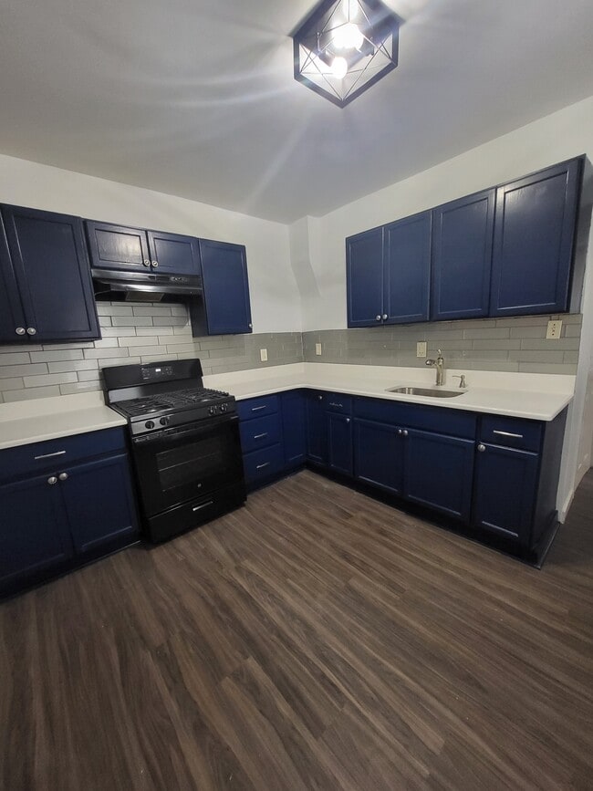 Photo - 1115 W 6th St
