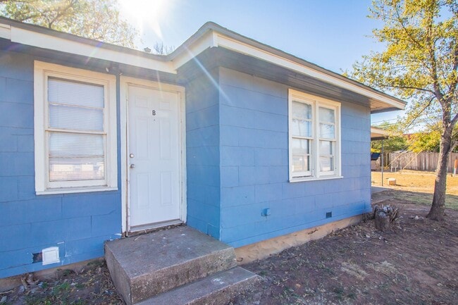 Building Photo - 302 Avenue U Unit B