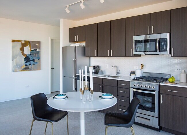 Photo - 700 N La Salle Dr