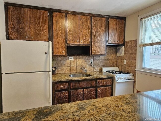 Photo - 560 E Broadway Unit Side