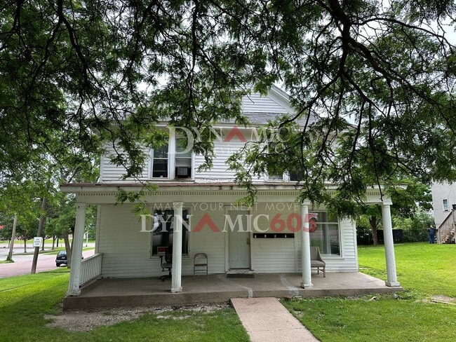 Building Photo - Upper 2BR/1BA - All Utilities Paid by Land... Unit Apt. 4