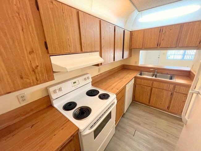 843 Twin Lakes Dr Unit 30B