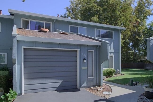 Building Photo - Updated Knollwood Condo with Community Pool