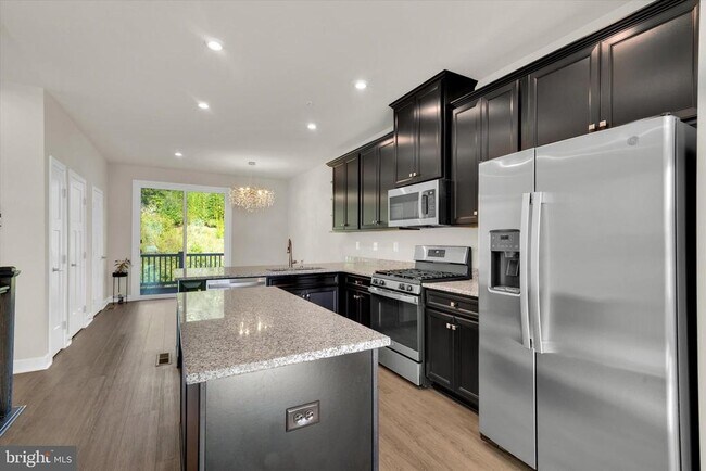 Photo - 7511 Bharat Wy