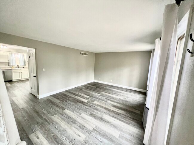 Living Room - 2416 E Grandview Ave Unit 2416