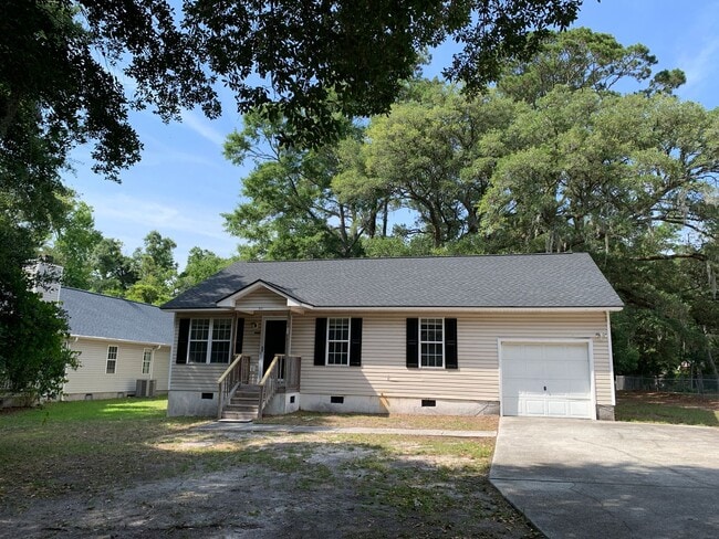 Building Photo - 3 Bedroom 2 Bath House on Friendly Lane