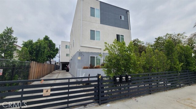 Photo - 839 E 32nd St