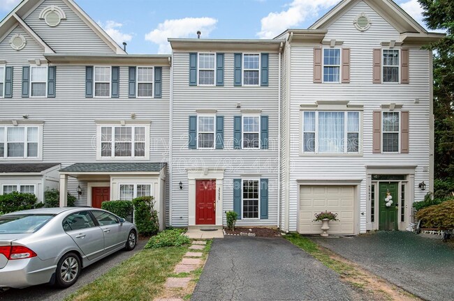 Photo - 45425 Clarkes Crossing Square