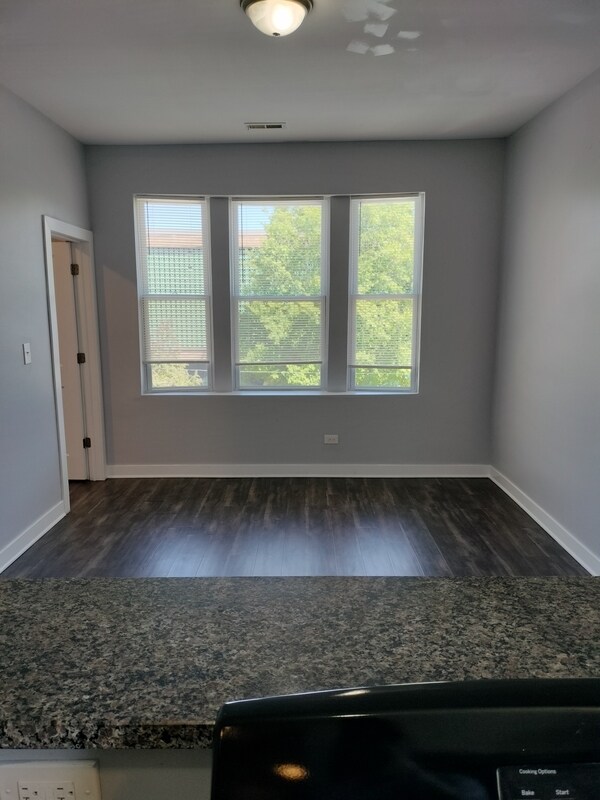 Photo - 1943 W 48th St