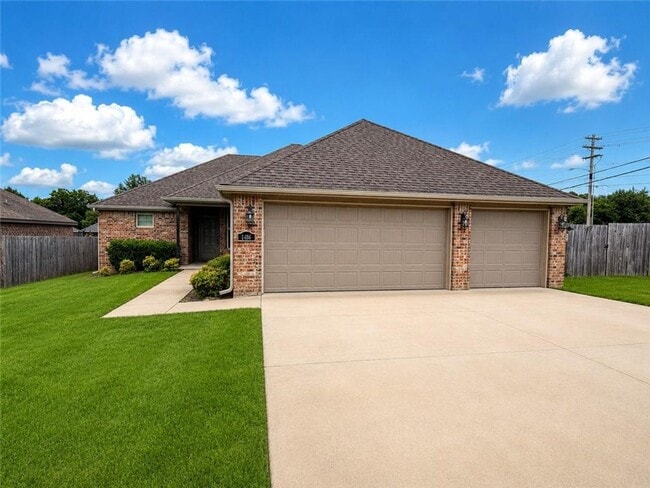 Building Photo - Nice 3 bedroom 2 bath 3 car garage home in East Fayetteville