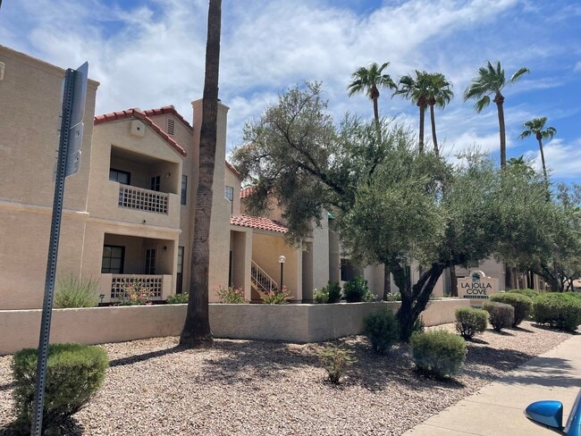 Building Photo - 1 Bedroom/1 Bath community pool NEW CARPET... Rental