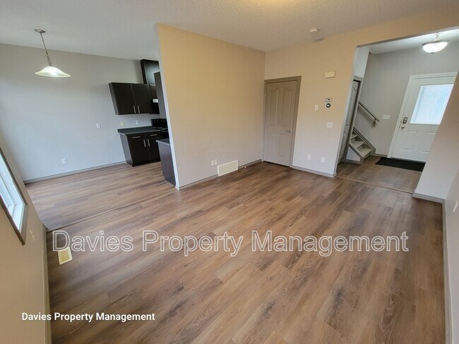 Photo - 735-785 85 St SW