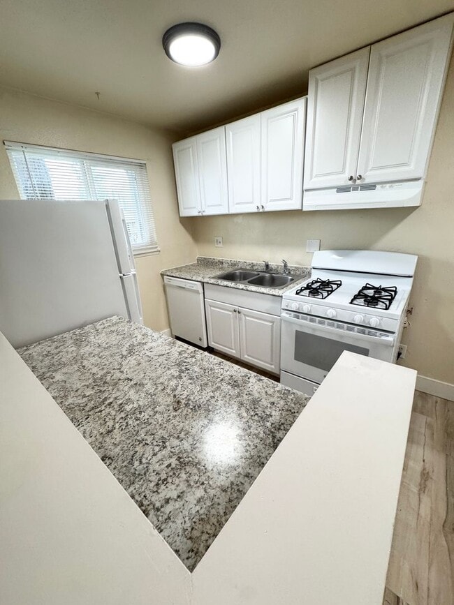 Photo - One Bedroom Apartment with Private Patio & Yard – Watch Video Tour! Unidad 3652 Gayle Way Apt 3