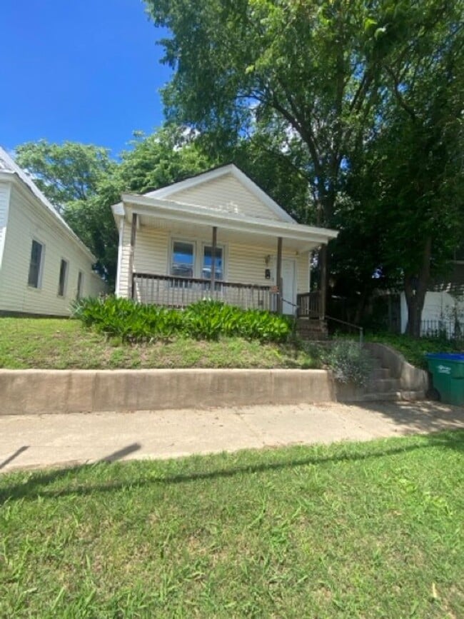 Building Photo - Cute 3 Bedroom Manchester Bungalow