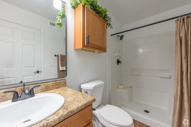 2BR, 2BA - 962SF - Primary Bathroom