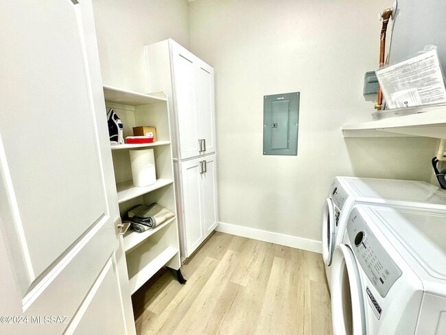 Photo - 2032 E River Rd Unidad 200