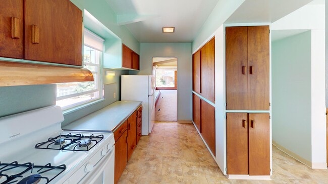 Photo - 3 Bed, 2 Bathroom home with large enclosed...