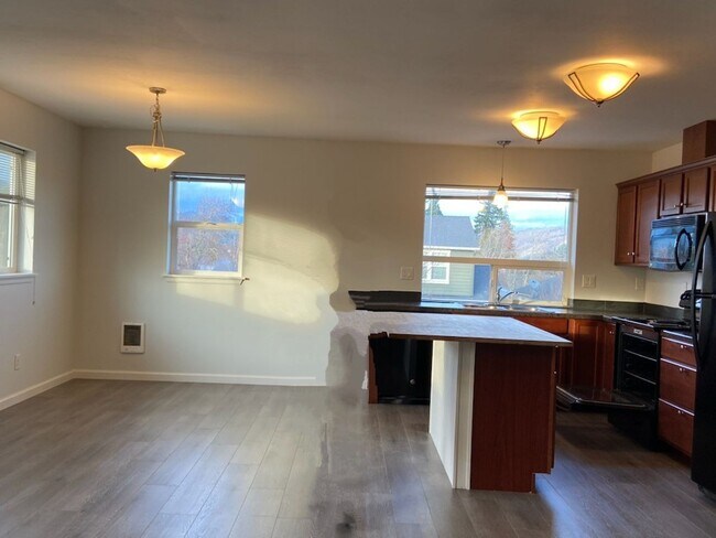 Photo - Spacious 1 bedroom 1 bath duplex in Hood River