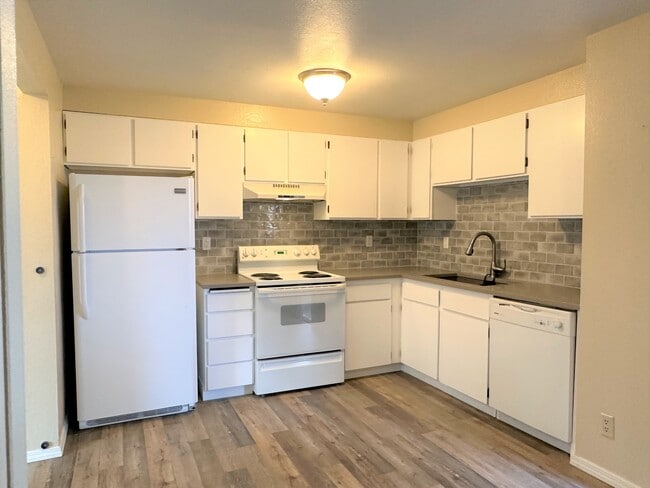 Photo - 643 Brookside Ct