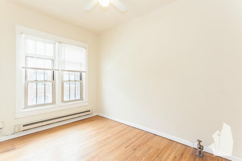 Photo - 622 W Barry Ave (Chicago, IL)