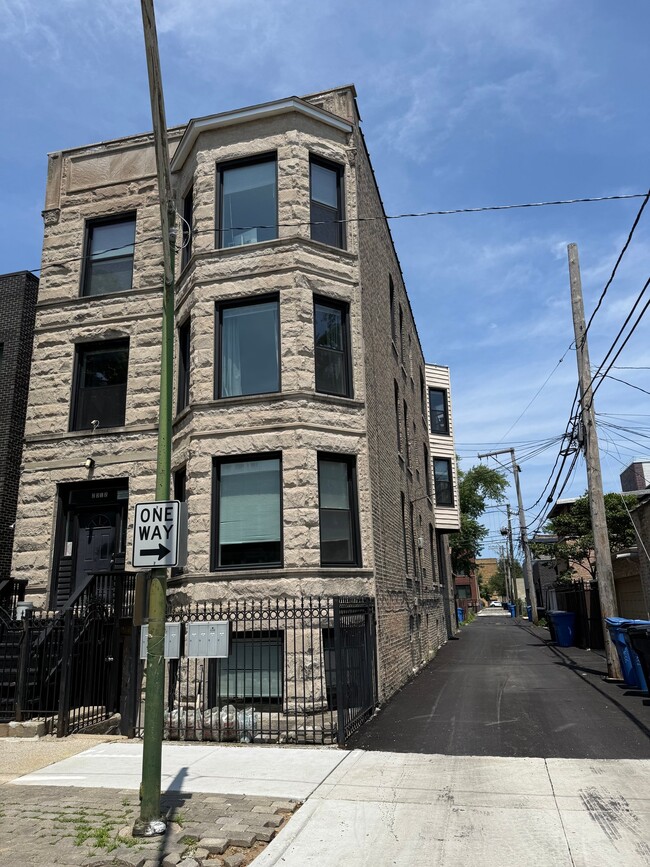 Photo - 2312 W Dickens Ave Unit 2R