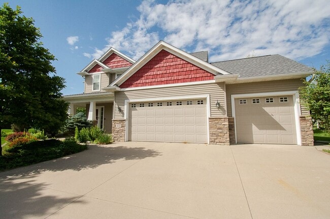 Building Photo - Rare Stonehedge 5-Bedroom Two-Story Home!