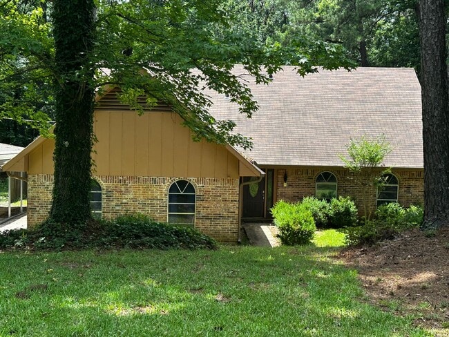 Building Photo - Gorgeous Remodeled 4 Bedroom Home