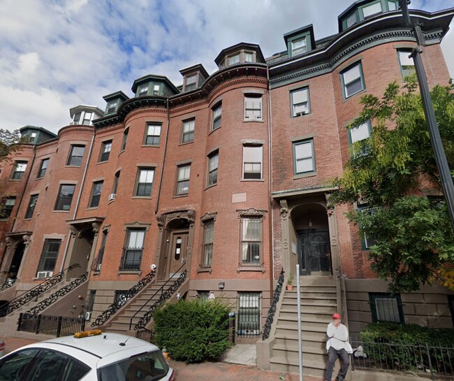 Building Photo - 704 Massachusetts Ave