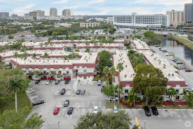 Vista adicional del edificio - Villas of Pinecrest