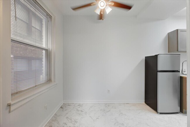 Photo - 3727 N Pine Grove Ave Unit 203