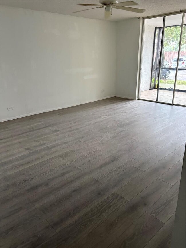 Building Photo - 3710 Inverrary Dr Unit 1Y