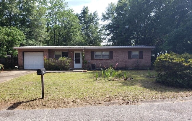 Building Photo - 3 bed 2 bath house with garage