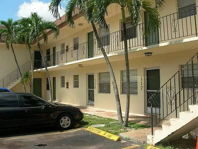 Nice 2 Bed 1 Bath, Unit Located in Quiet S... - Nice 2 Bed 1 Bath, House Unit Located in Quiet S...