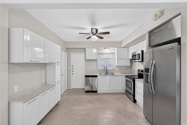 Building Photo - 260 SW 31st Ct