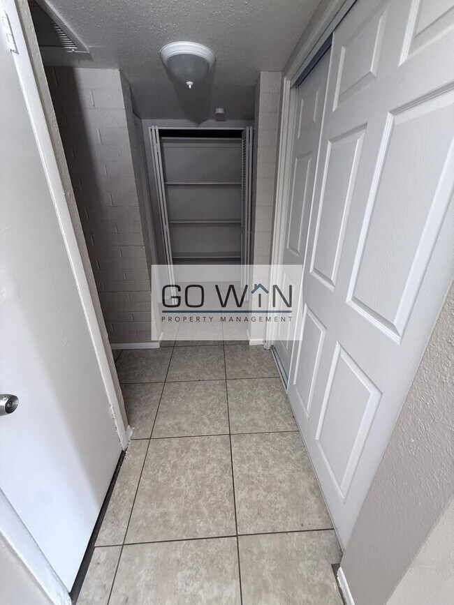 2018 W Cactus Rd Unit B