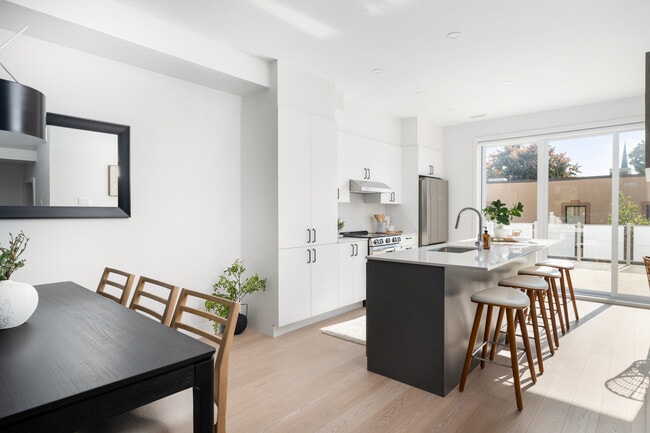 Building Photo - UNIVERT LaSalle