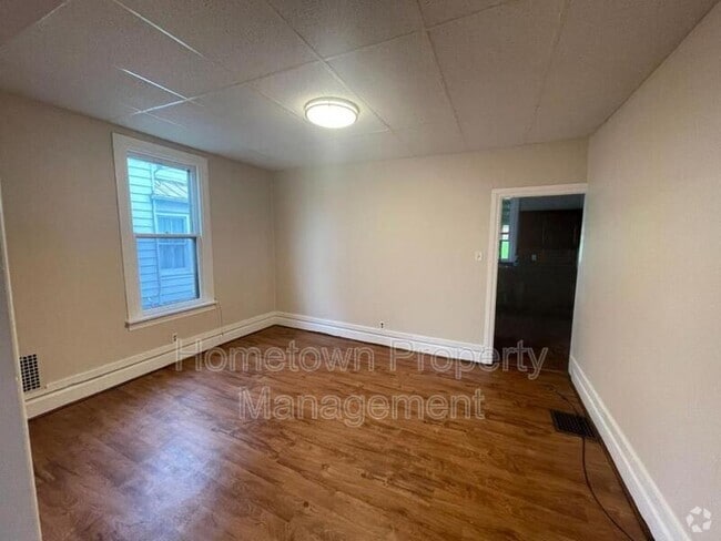 Building Photo - 330 S 4th St Rental