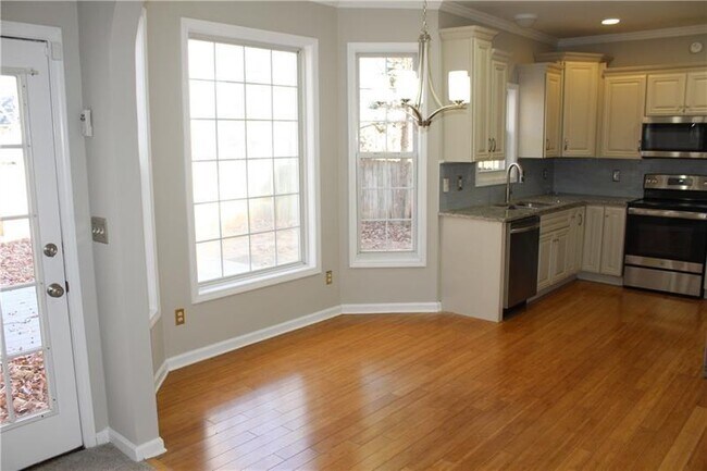 Photo - 505 Towne Ridge Way