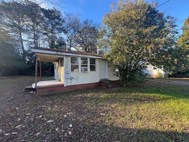 Building Photo - 2 Bedroom 1 Bathroom Home off Fosters Ferry