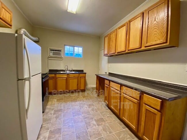 Photo - 649 Merrick St