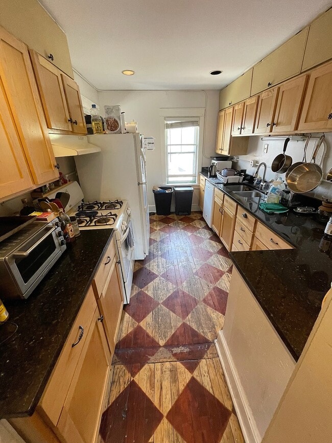 Building Photo - 712 W 28th St Unit Up