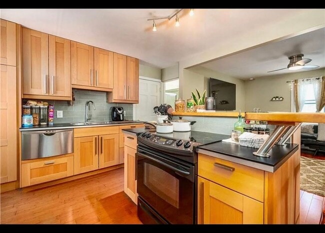 Building Photo - 211 Carpenter St Unit 3