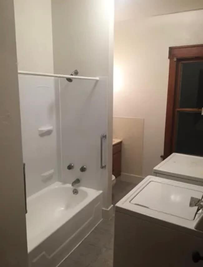 Photo - 916 W 18th St