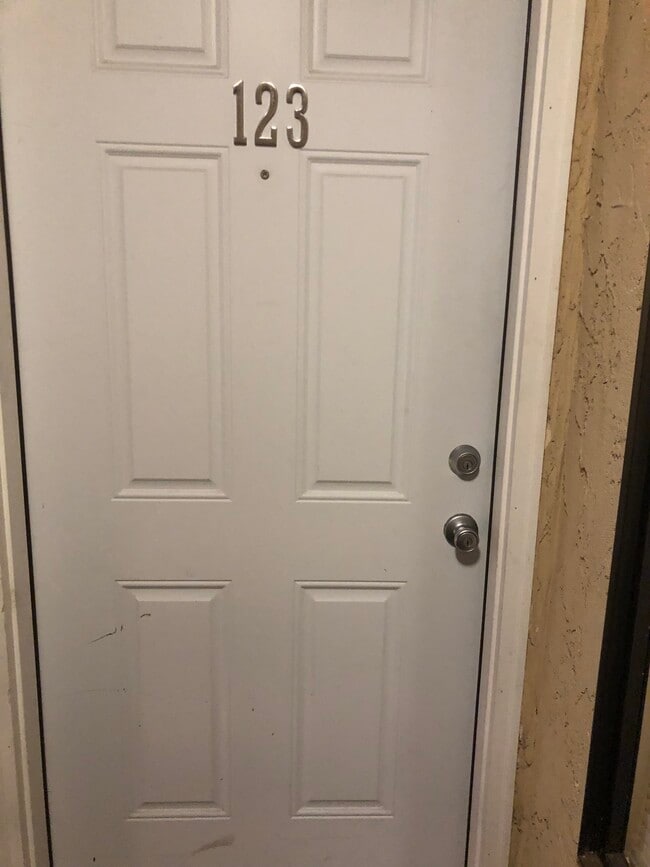 entrada al condominio - 12515 NE 145th Pl Unidad Condo D123
